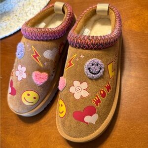 Steve Madden Brown Kids Slippers with Fun Patterns